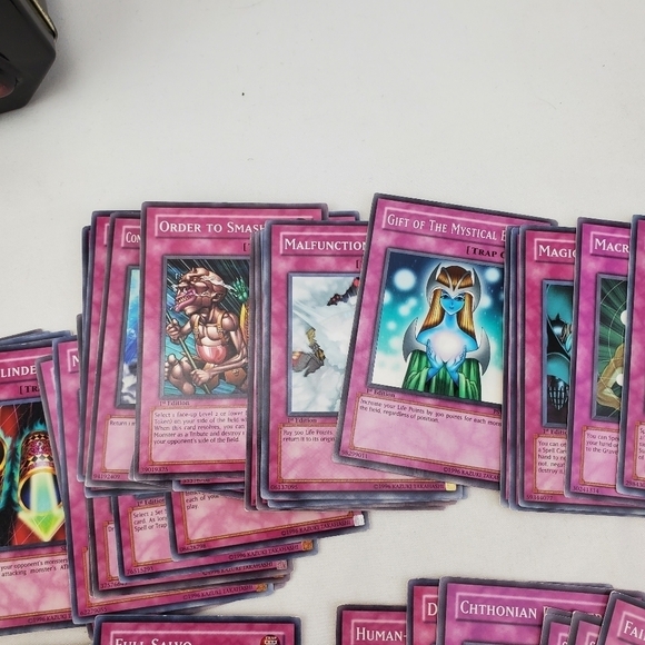Konami Yu-Gi-Oh Trading Cards Trap Card Lot Of 190 Cards + Collectible Tin 1996 - Picture 7 of 14